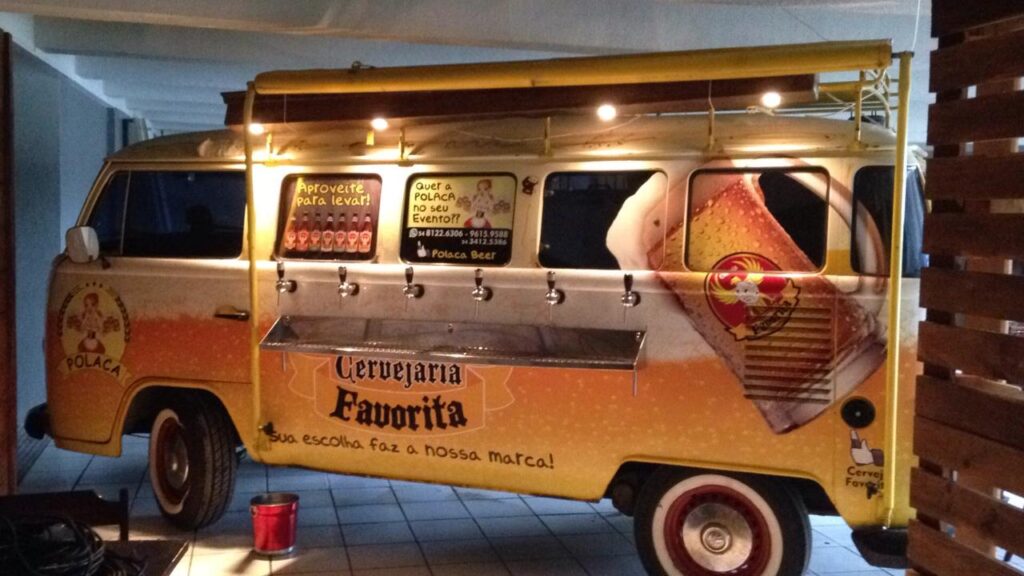 Veiculo kombi 1989, adapatado de 6 torneiras de chopp, para alegrar festas e eventos com possibilidade de trabalar diversos estios e ou um apenas.